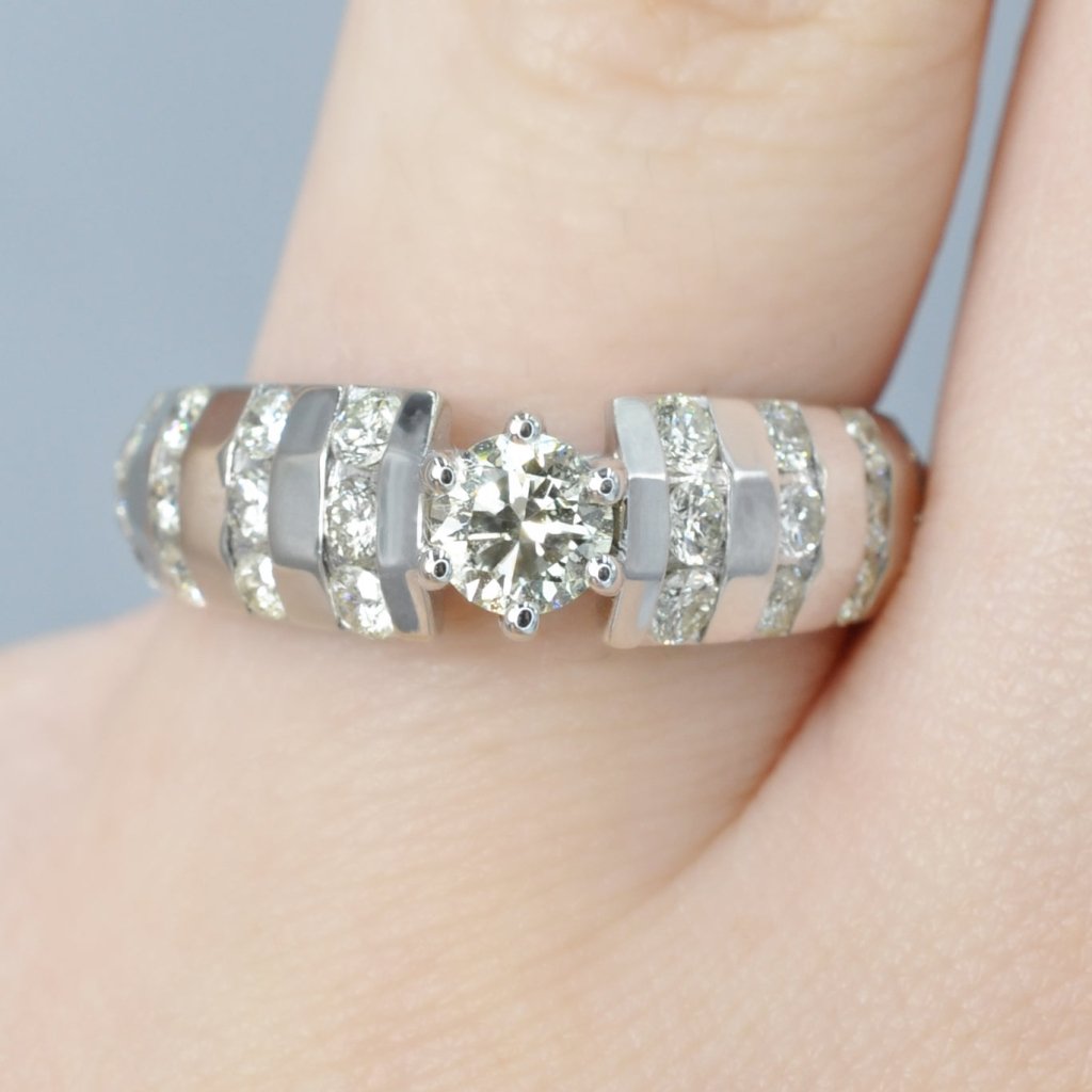 Exquisite 1.10 CT Round Cut Diamonds - Engagement Ring in 14KT White Gold - Primestyle.com