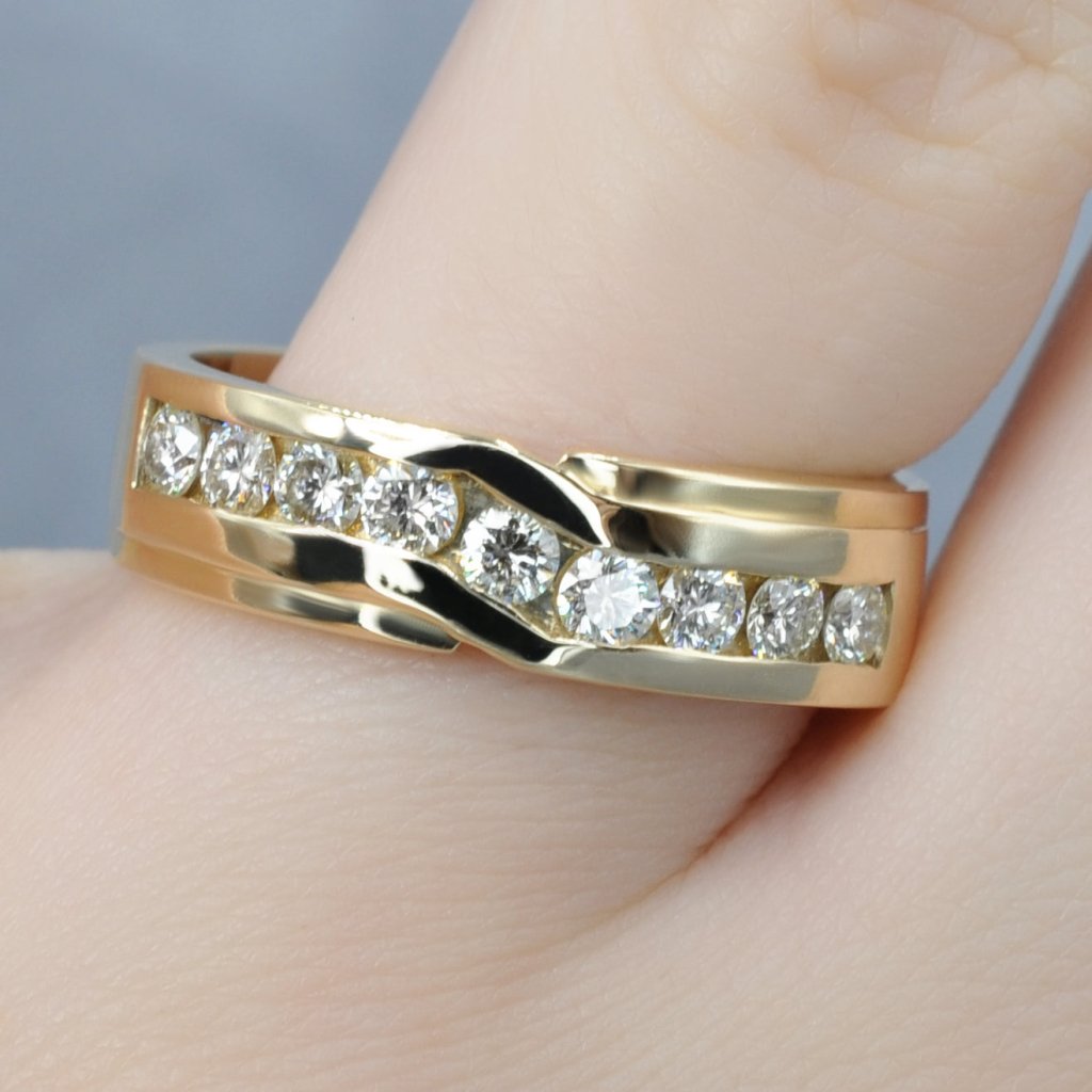 Exquisite 0.65 CT Round Cut Diamonds - Men&