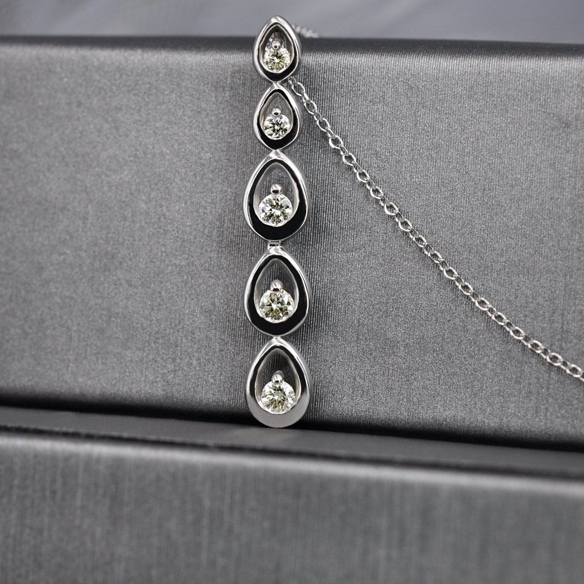 0.20 CT Round Cut Diamonds - Diamond Pendant