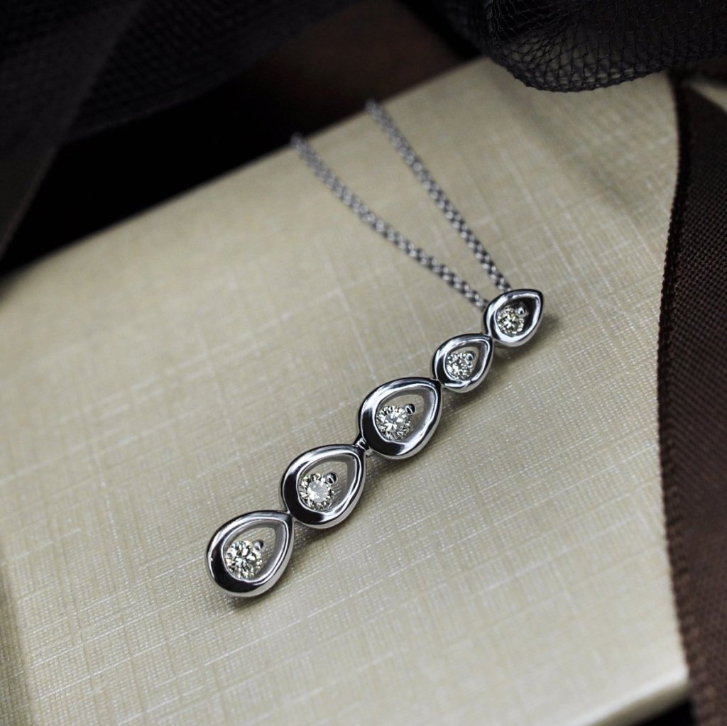 0.20 CT Round Cut Natural Diamonds - Diamond Pendants - Primestyle.com