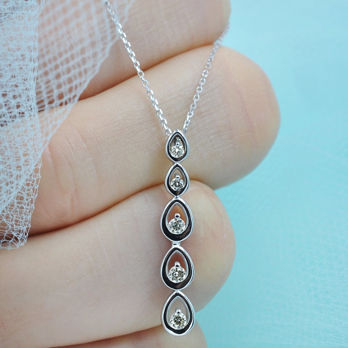 0.20 CT Round Cut Diamonds - Diamond Pendant - Primestyle.com