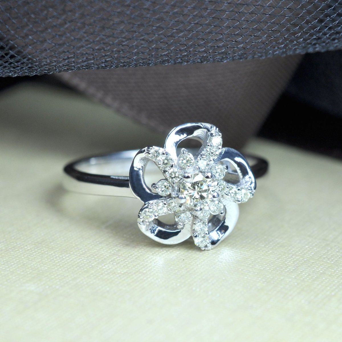 0.30 CT Round Cut Natural Diamonds - Fashion Rings