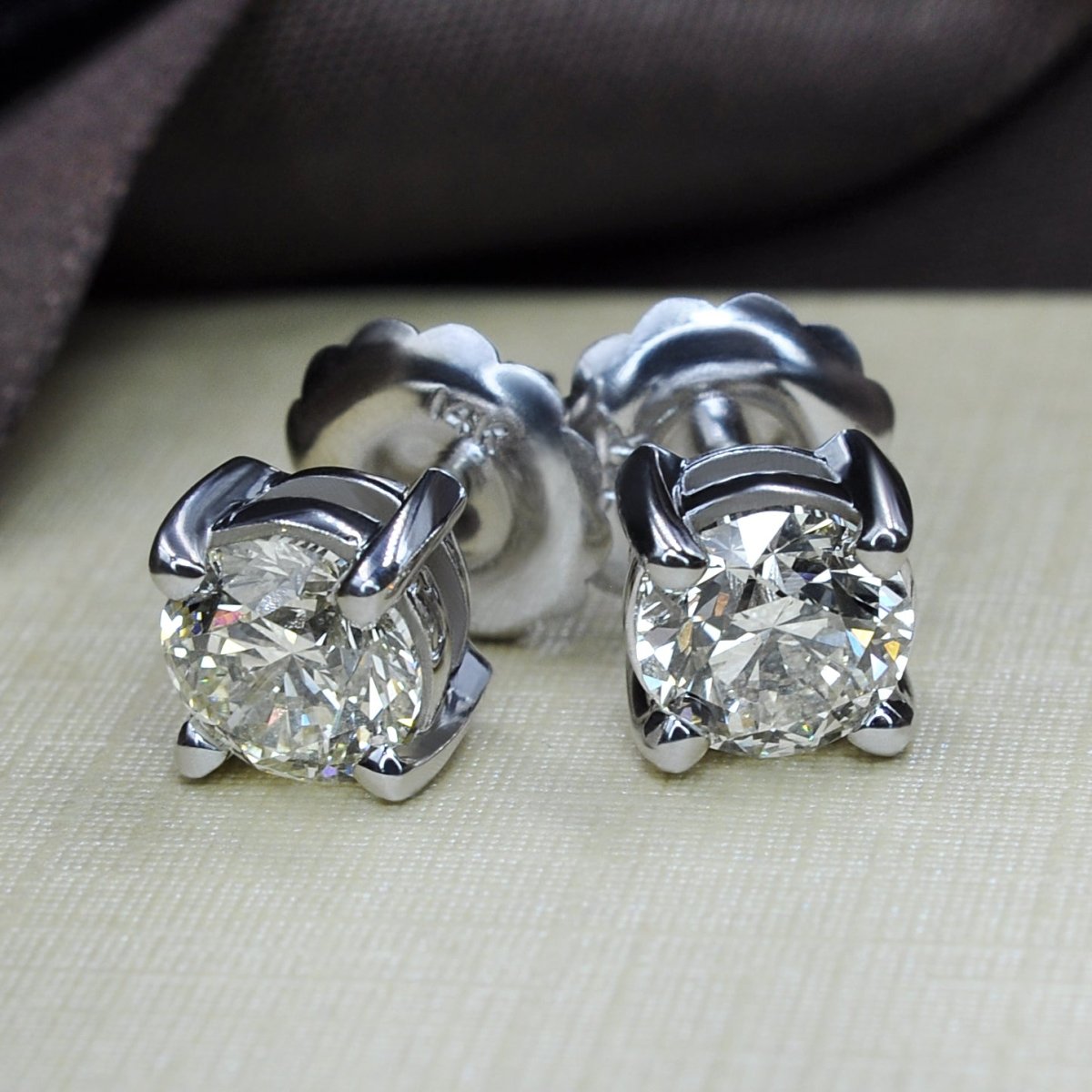 0.50-3.00 CT Round Cut Natural Diamonds - Stud Earrings