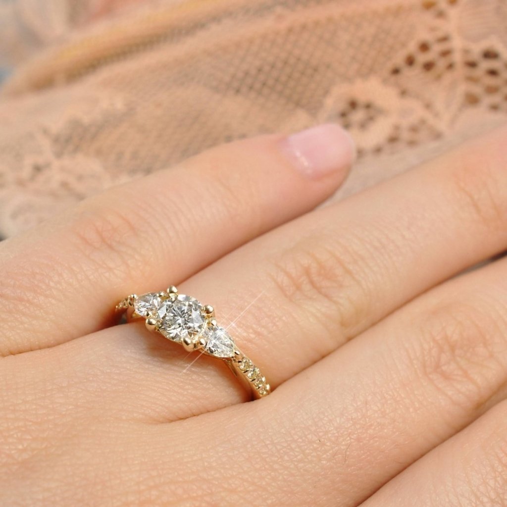 0.85 - 2.00 CT Pear & Round Cut Natural Diamonds - Engagement Ring - Primestyle.com