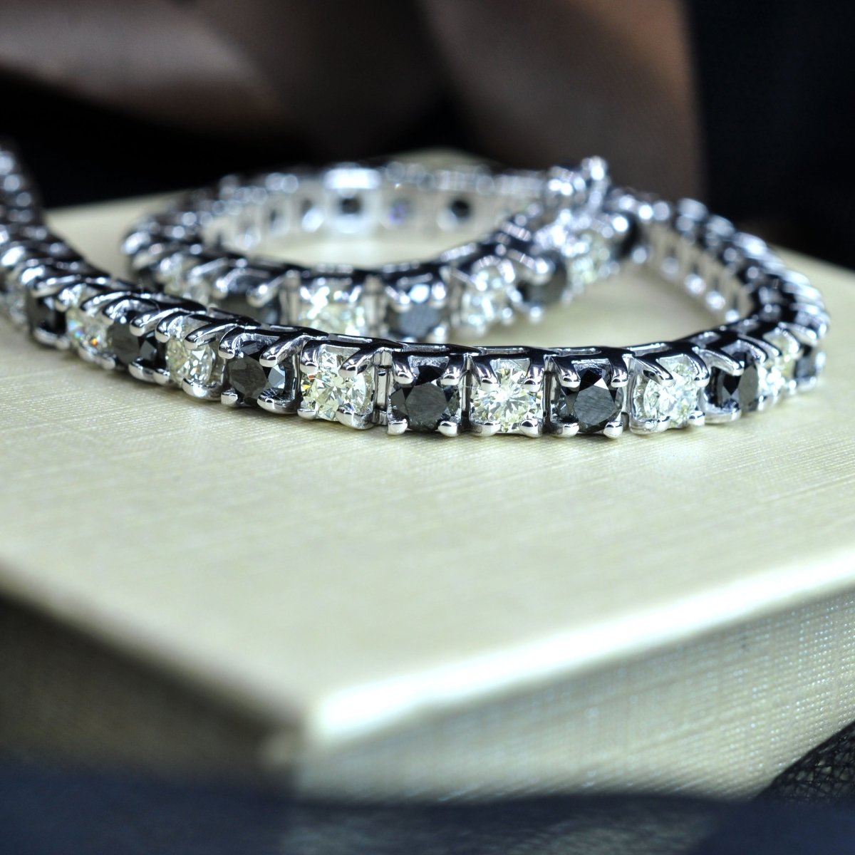 2.00-10.50 CT Round Cut Black Diamonds &amp; Diamonds - Tennis Bracelet - Primestyle.com