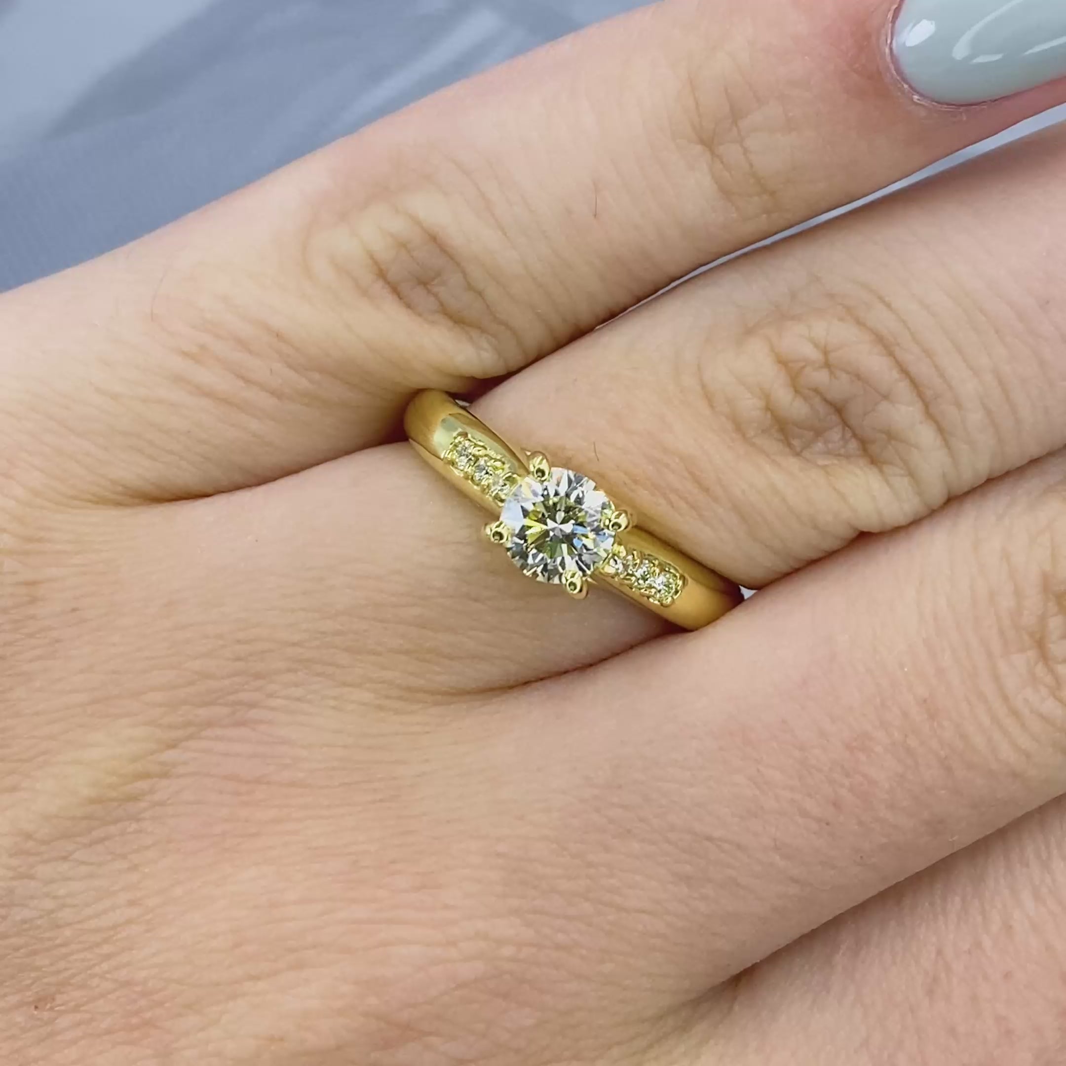 Certified 0.90CT Round Cut Diamond Engagement Ring in 18KT Yellow Gold