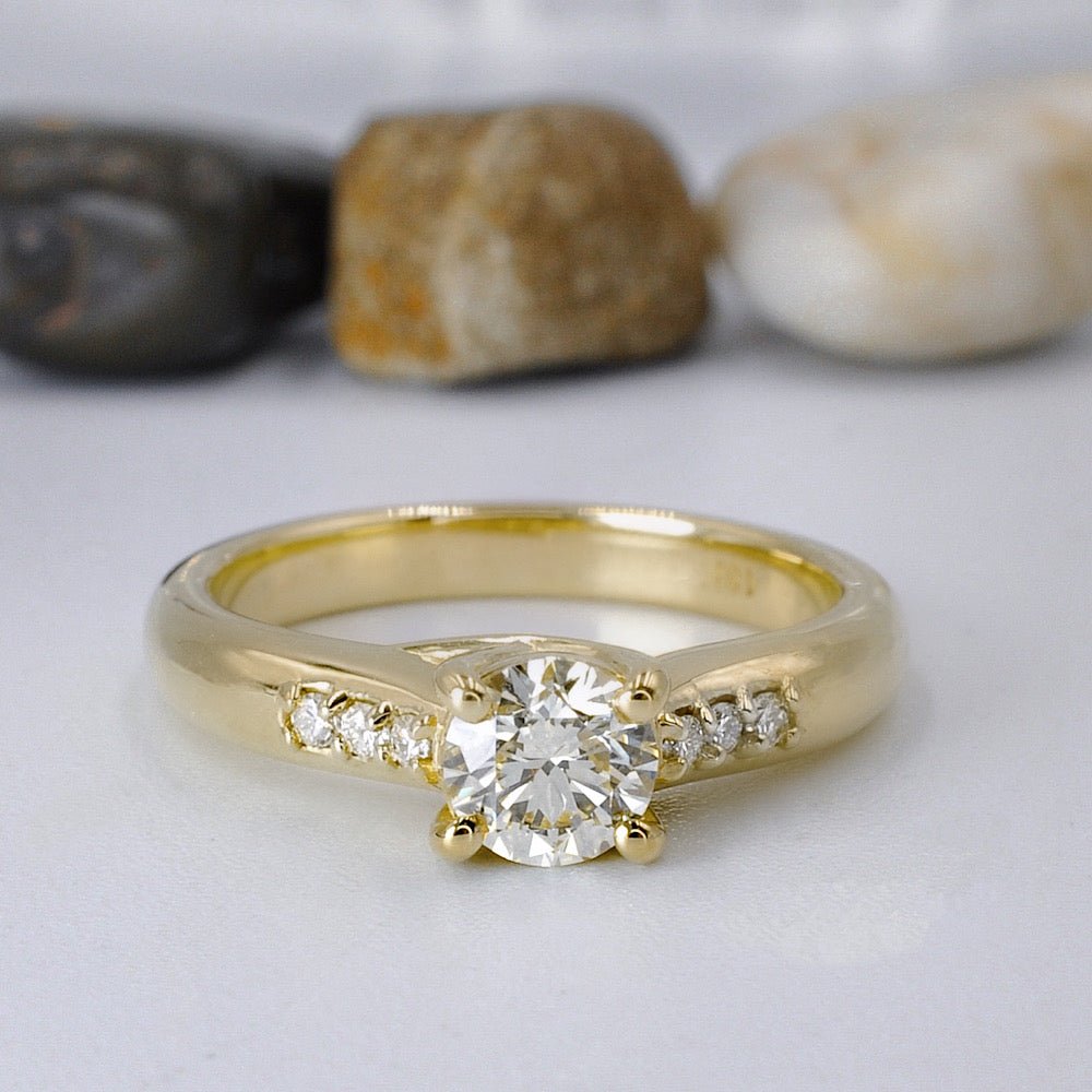 Certified 0.90CT Round Cut Diamond Engagement Ring in 18KT Yellow Gold - Primestyle.com