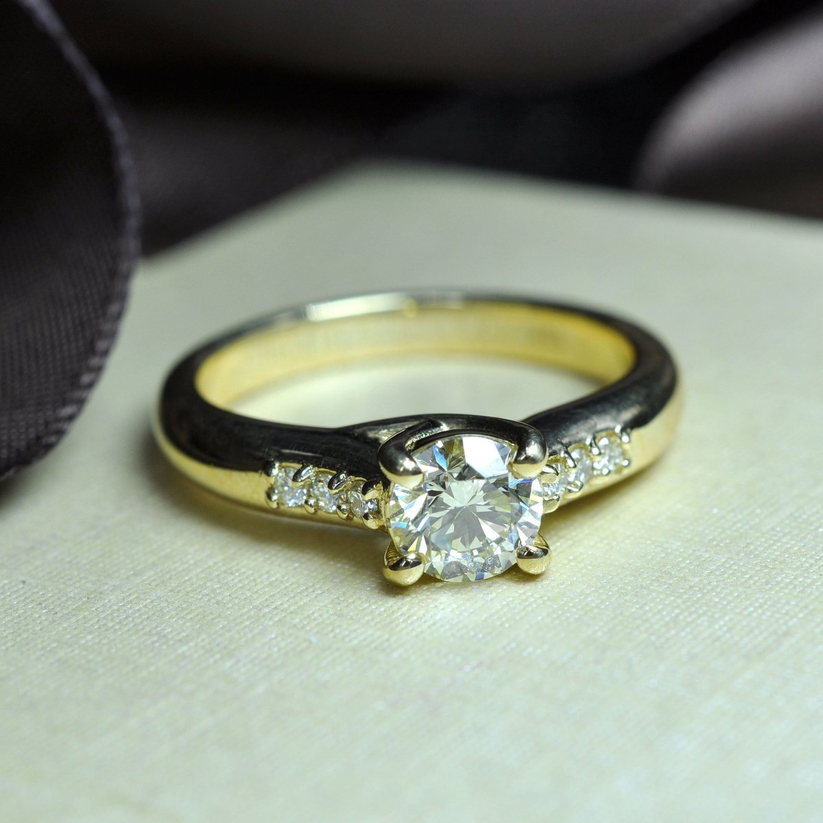Certified 0.90CT Round Cut Diamond Engagement Ring in 18KT Yellow Gold - Primestyle.com