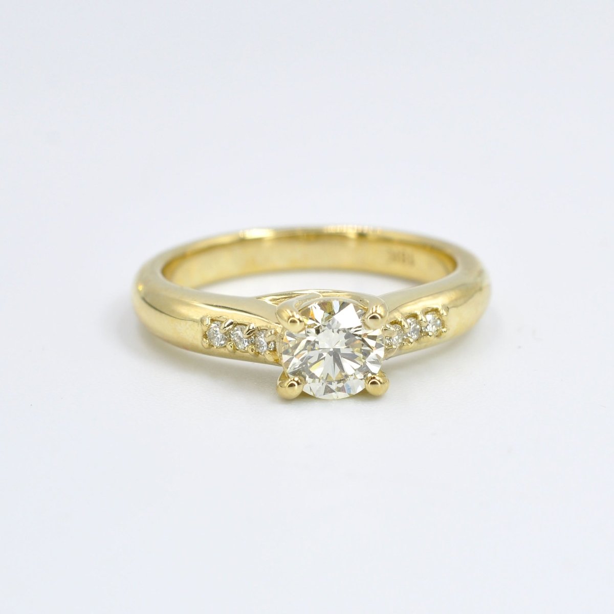 Certified 0.90CT Round Cut Diamond Engagement Ring in 18KT Yellow Gold - Primestyle.com