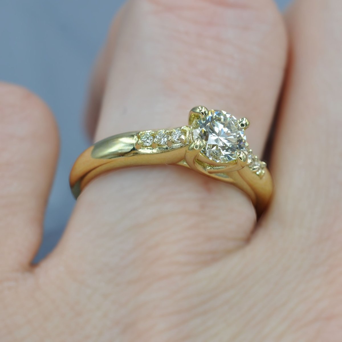 Certified 0.90CT Round Cut Diamond Engagement Ring in 18KT Yellow Gold - Primestyle.com