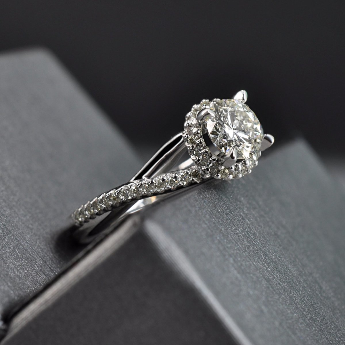 Classy 1.05 CT Round Cut Diamond Engagement Ring in Platinum - Primestyle.com
