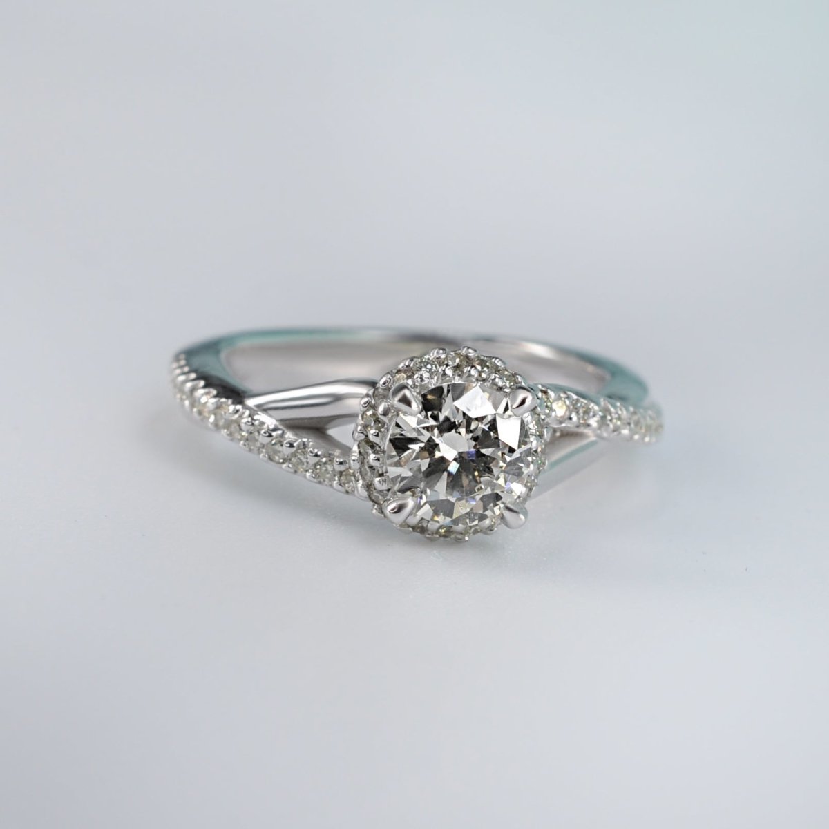 Classy 1.05 CT Round Cut Diamond Engagement Ring in Platinum - Primestyle.com