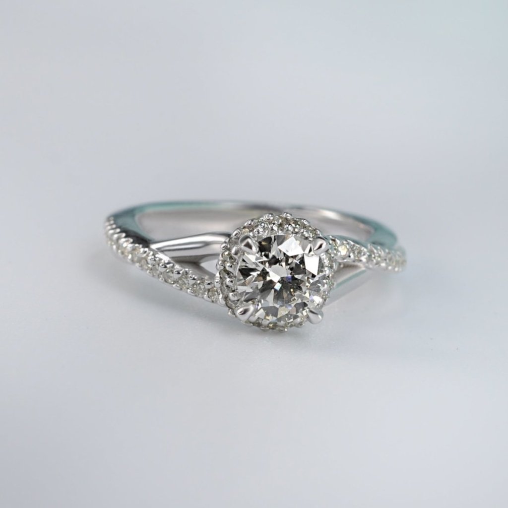 Classy 1.05 CT Round Cut Diamond Engagement Ring in Platinum