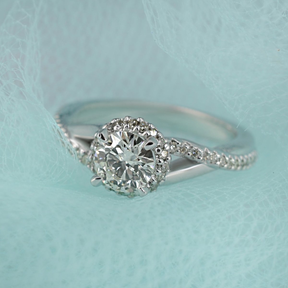 Classy 1.05 CT Round Cut Diamond Engagement Ring in Platinum - Primestyle.com