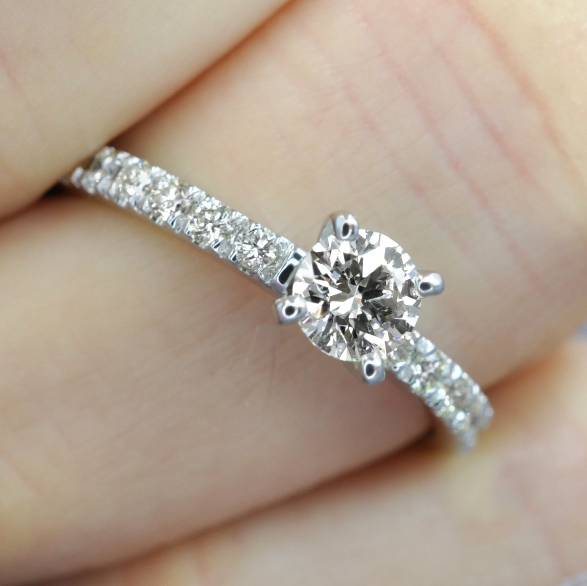 Distinctive 0.95 CT Round Cut Diamond Engagement Ring in 14KT White Gold - Primestyle.com