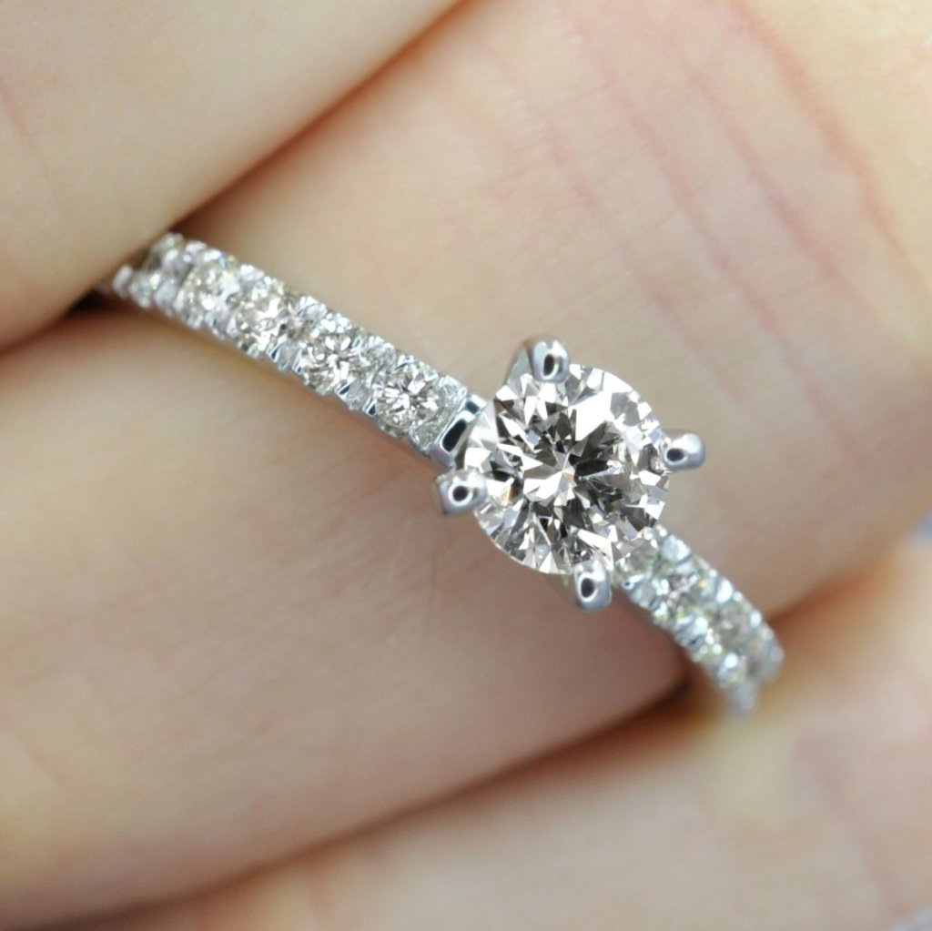 Distinctive 0.95 CT Round Cut Diamond Engagement Ring in 14KT White Gold - Primestyle.com