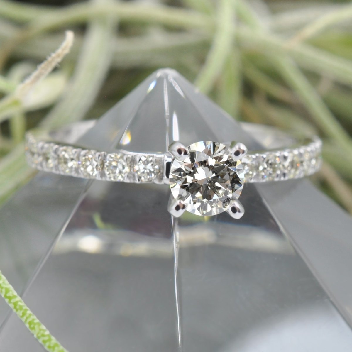 Distinctive 0.95 CT Round Cut Diamond Engagement Ring in 14KT White Gold - Primestyle.com