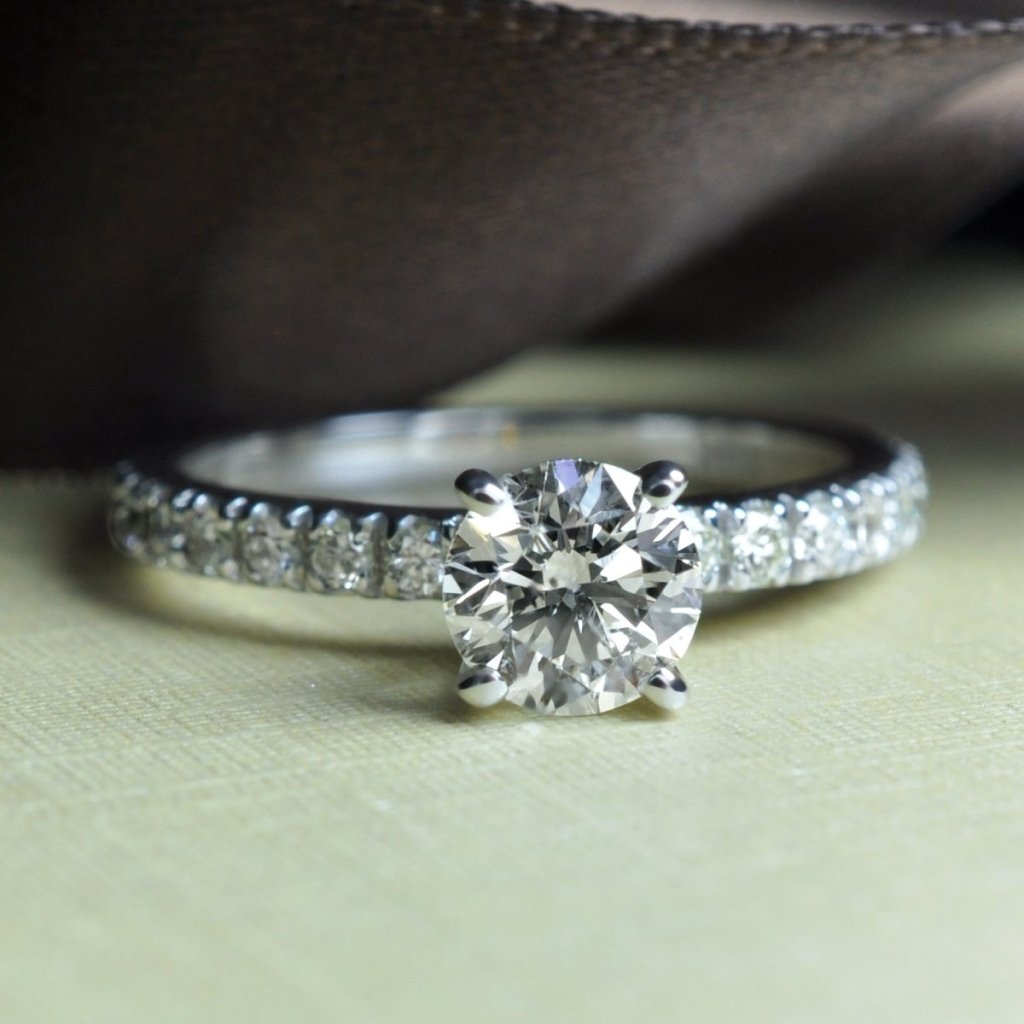 Distinctive 0.95 CT Round Cut Diamond Engagement Ring in 14KT White Gold