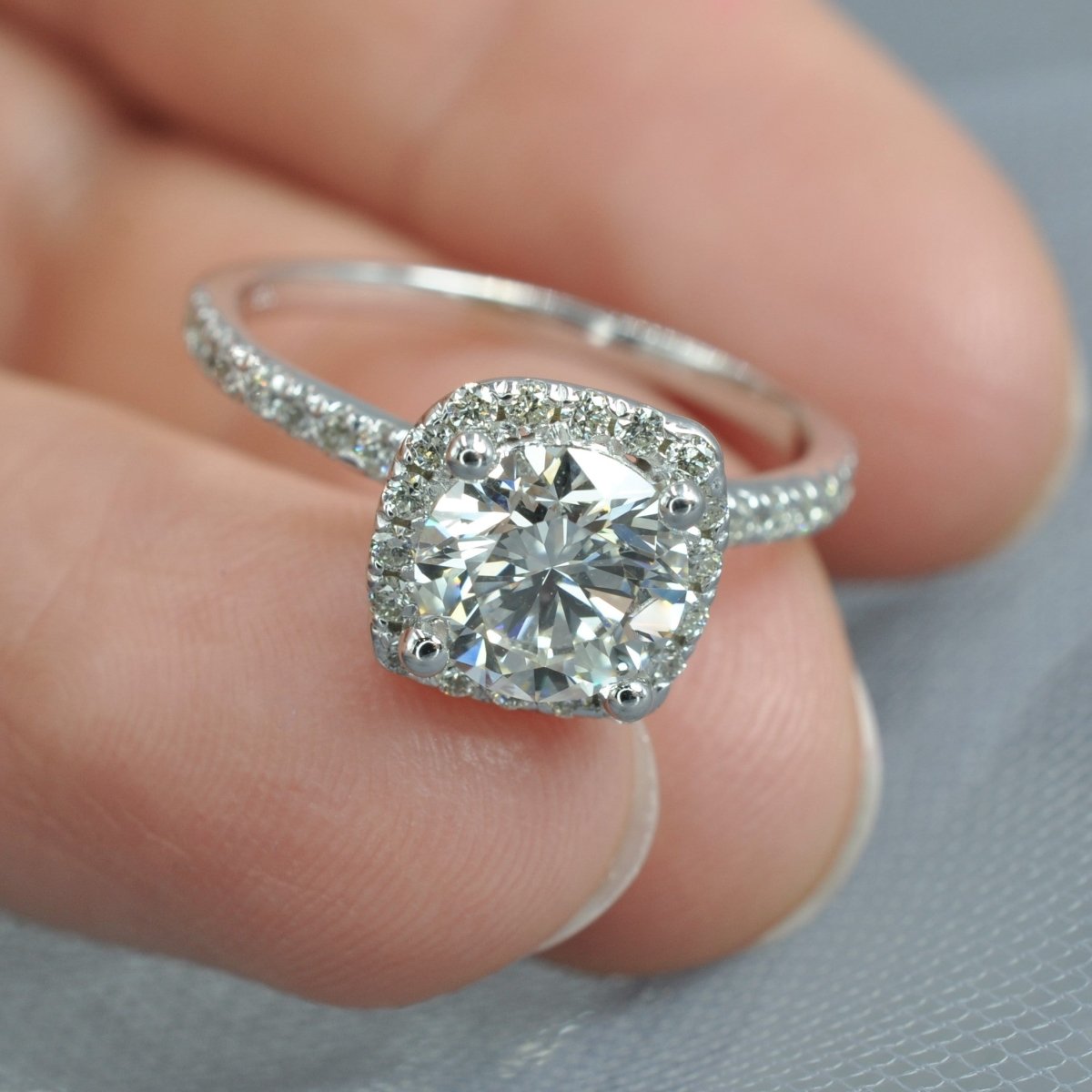 Distinctive 1.40 CT Round Cut Diamond Engagement Ring in 14 KT White Gold - Primestyle.com