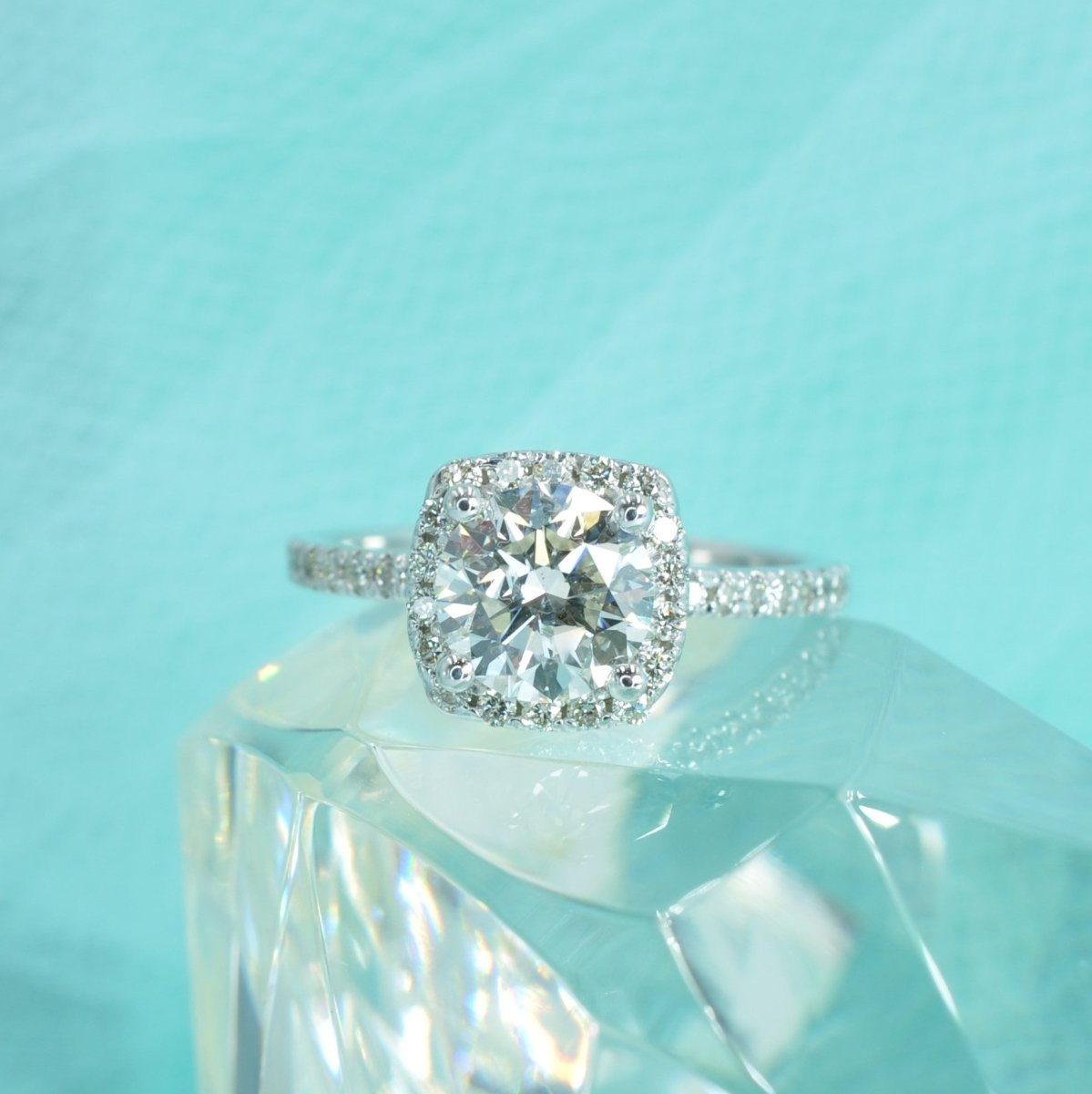 Distinctive 1.40 CT Round Cut Diamond Engagement Ring in 14 KT White Gold - Primestyle.com