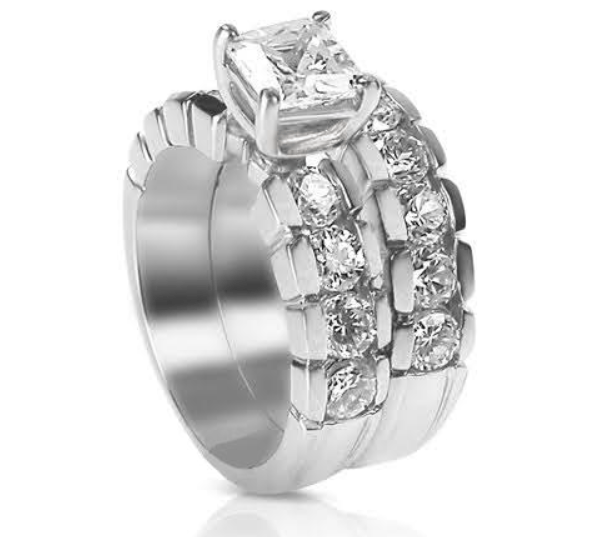 Glistening 3.05 CT Round Cut Diamond Bridal Set in 18 KT White Gold