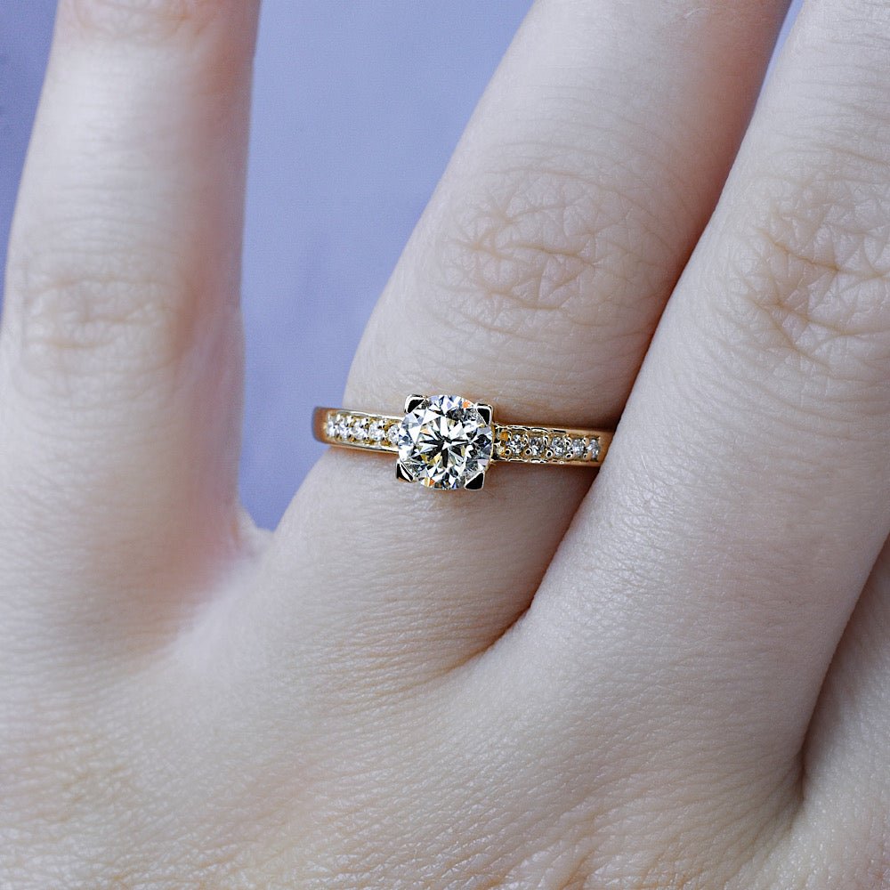 Inexpensive 0.90 CT Round Cut Diamond Engagement Ring in 14 KT Yellow Gold - Primestyle.com