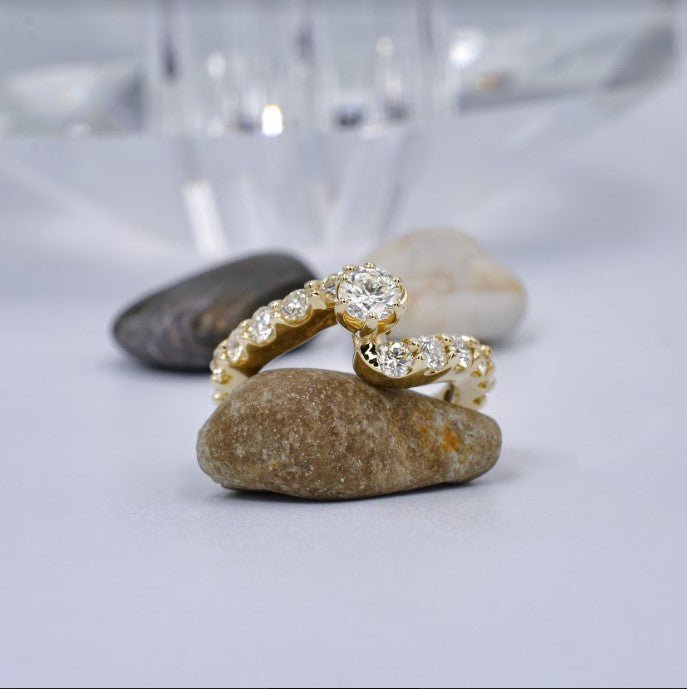 Luxurious 1.65CT Round Cut Diamond Engagement Ring in 18KT Yellow Gold - Primestyle.com