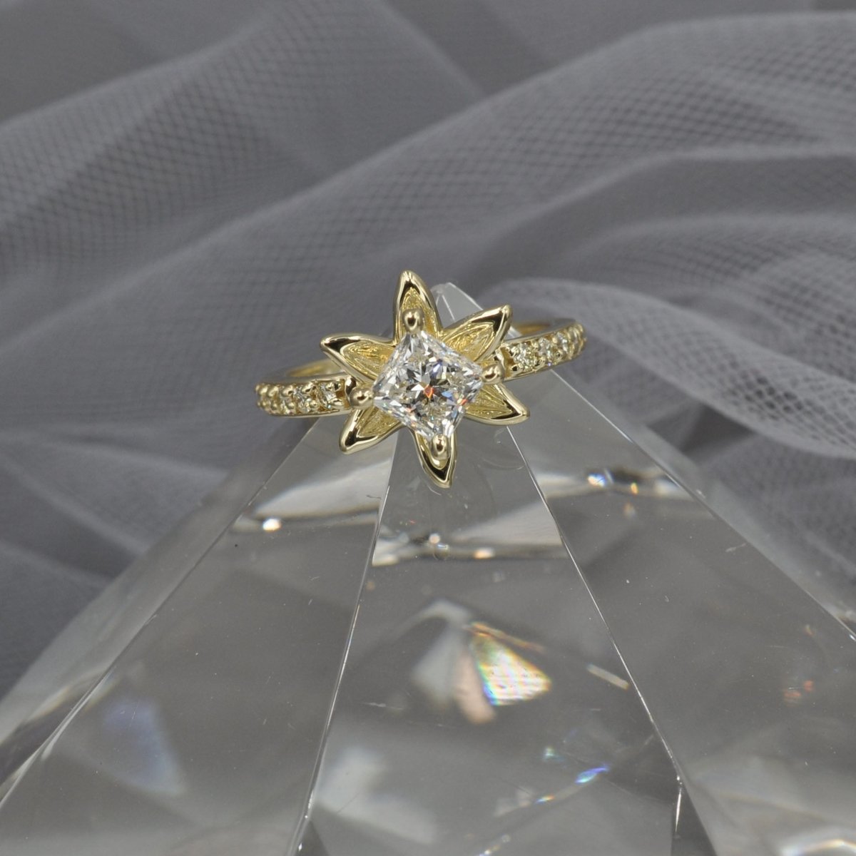 Special 0.80CT Princess and Round Cut Diamond Engagement Ring in 18kt Yellow Gold - Primestyle.com