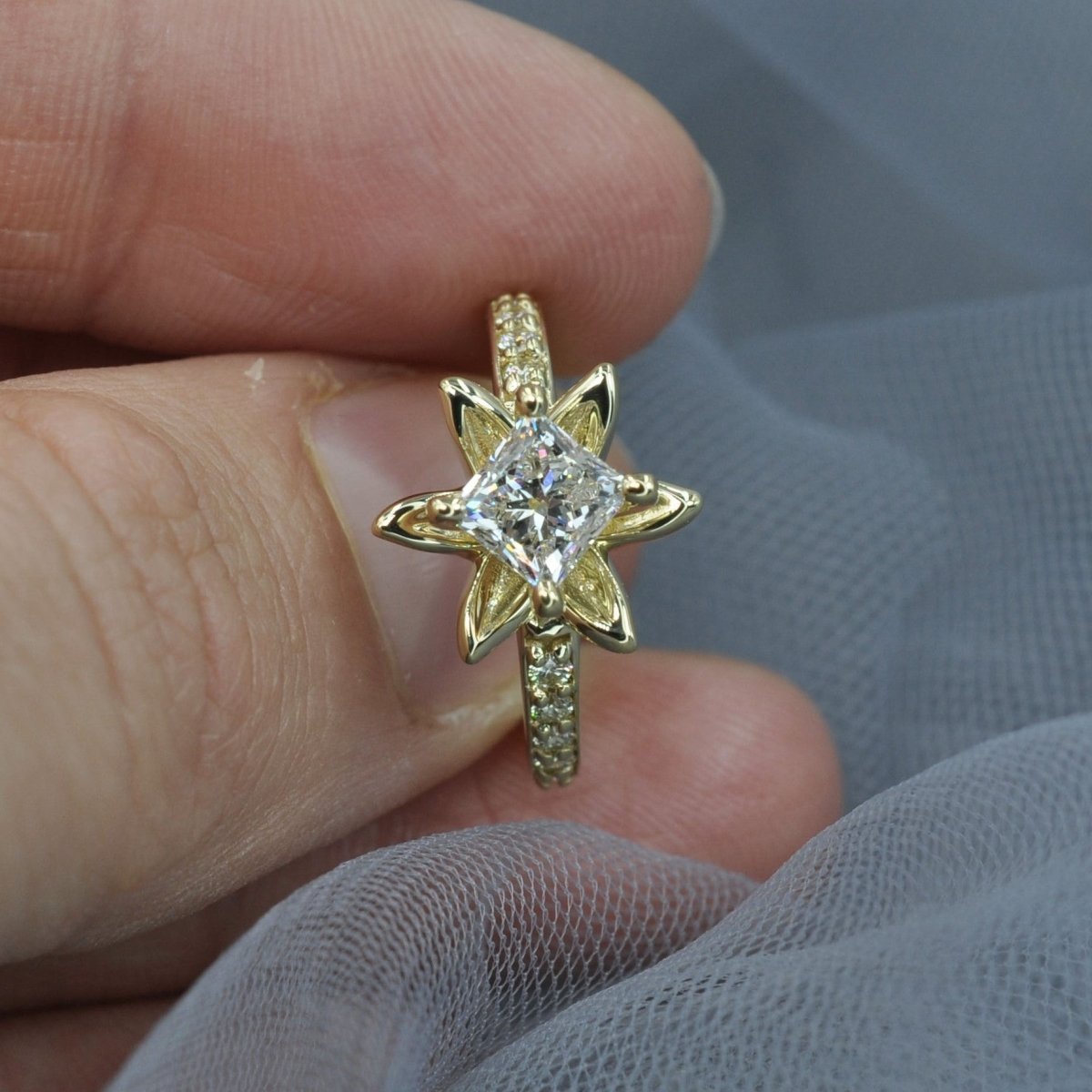 Special 0.80CT Princess and Round Cut Diamond Engagement Ring in 18kt Yellow Gold - Primestyle.com