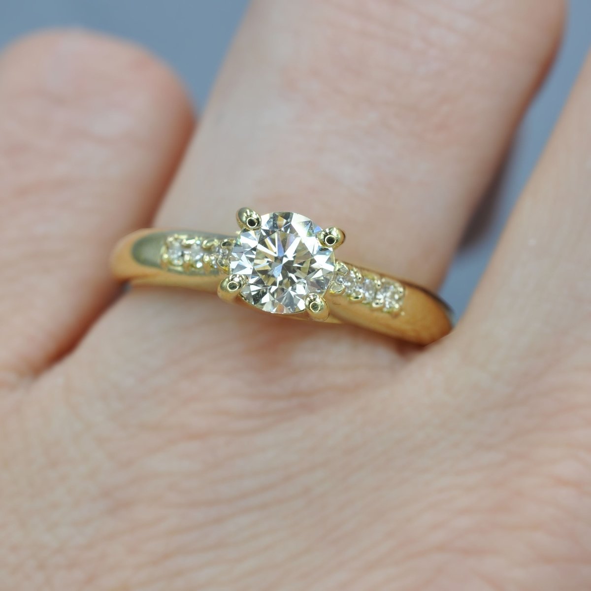 Certified 0.90CT Round Cut Diamond Engagement Ring in 18KT Yellow Gold - Primestyle.com