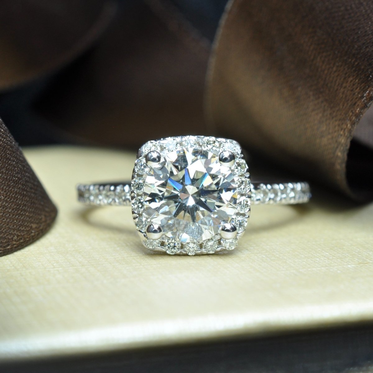 Distinctive 1.40 CT Round Cut Diamond Engagement Ring in 14 KT White Gold - Primestyle.com