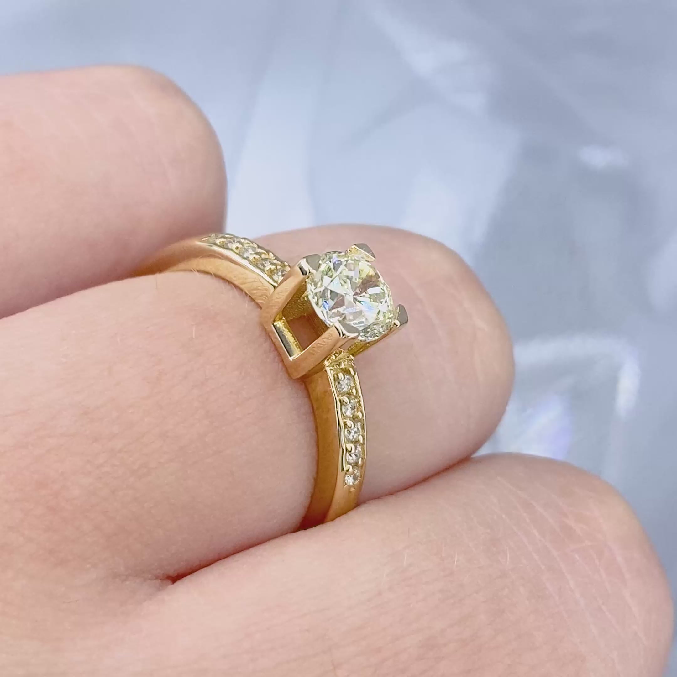 Inexpensive 0.90 CT Round Cut Diamond Engagement Ring in 14 KT Yellow Gold