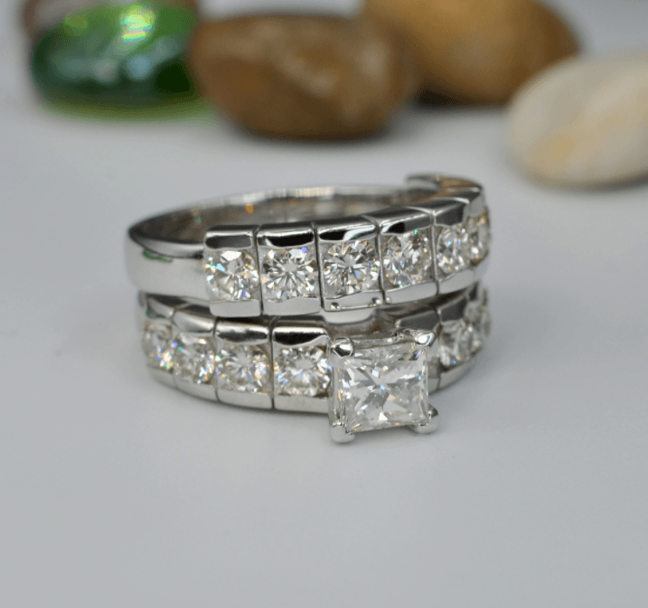 Glistening 3.05 CT Round Cut Diamond Bridal Set in 18 KT White Gold - Primestyle.com