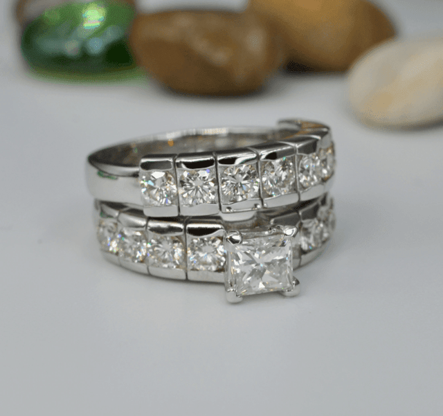 Glistening 3.05 CT Round Cut Diamond Bridal Set in 18 KT White Gold