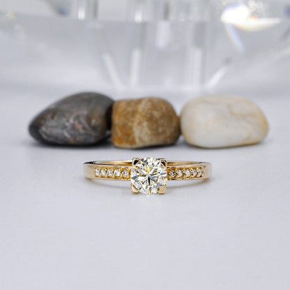 Inexpensive 0.90 CT Round Cut Diamond Engagement Ring in 14 KT Yellow Gold - Primestyle.com
