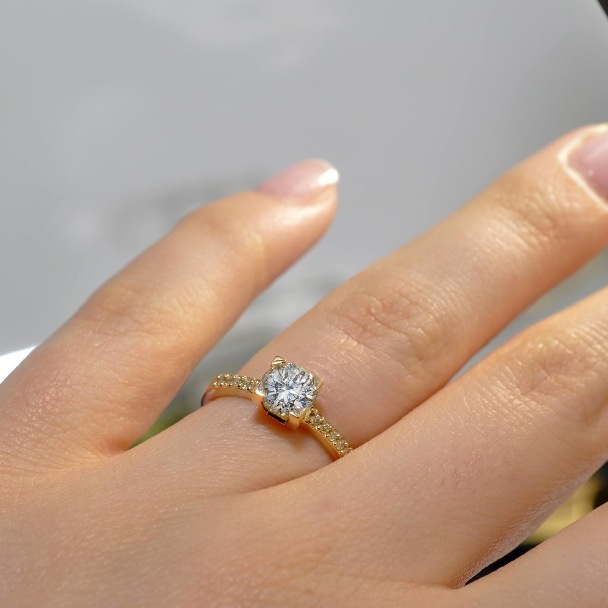 Inexpensive 0.90 CT Round Cut Diamond Engagement Ring in 14 KT Yellow Gold - Primestyle.com
