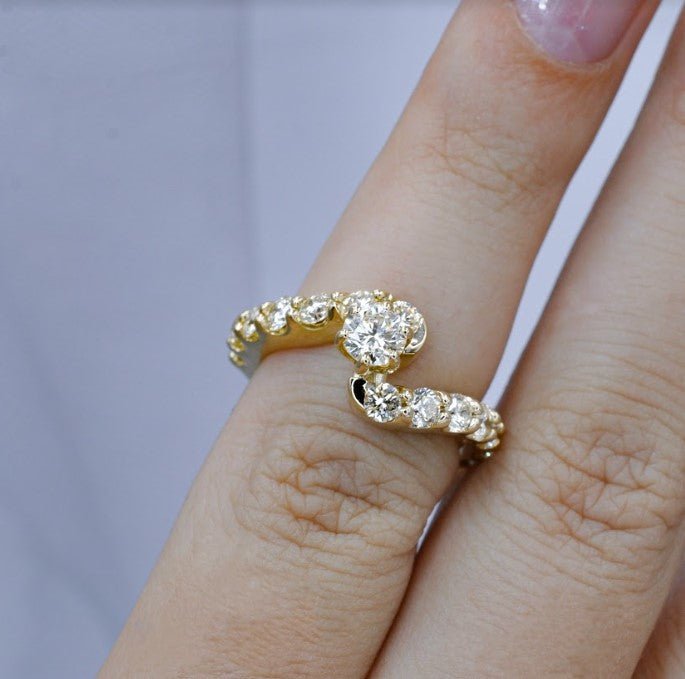 Luxurious 1.65CT Round Cut Diamond Engagement Ring in 18KT Yellow Gold - Primestyle.com