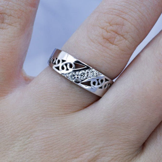 Radiant 0.15 CT Round Cut Diamond Wedding Band in 14KT White Gold