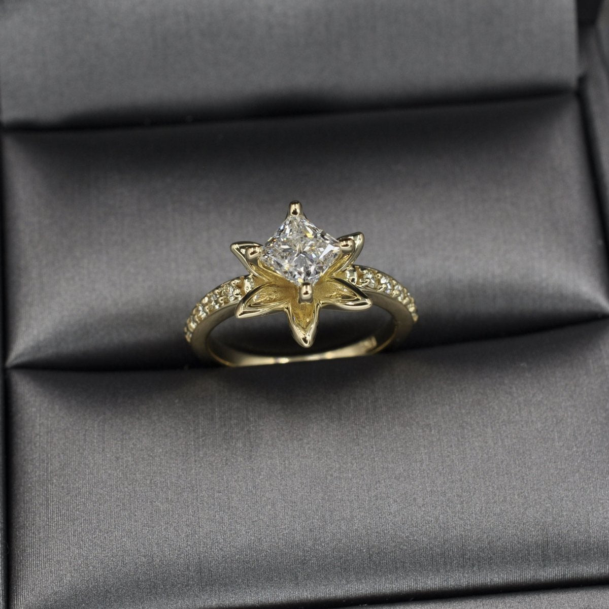 Special 0.80CT Princess and Round Cut Diamond Engagement Ring in 18kt Yellow Gold - Primestyle.com