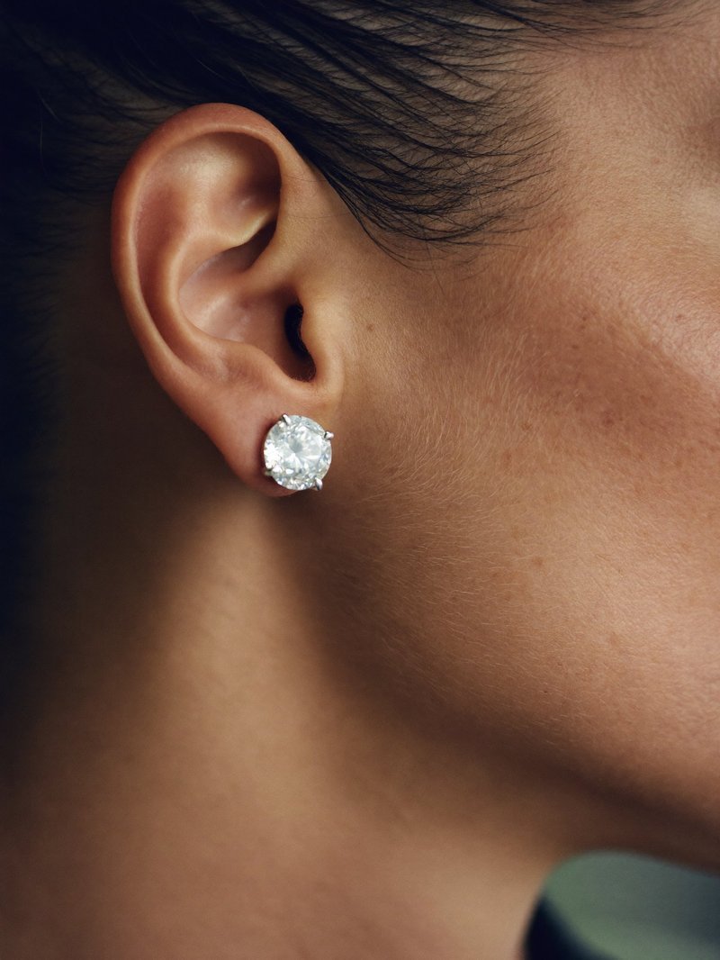 Round diamond stud earrings