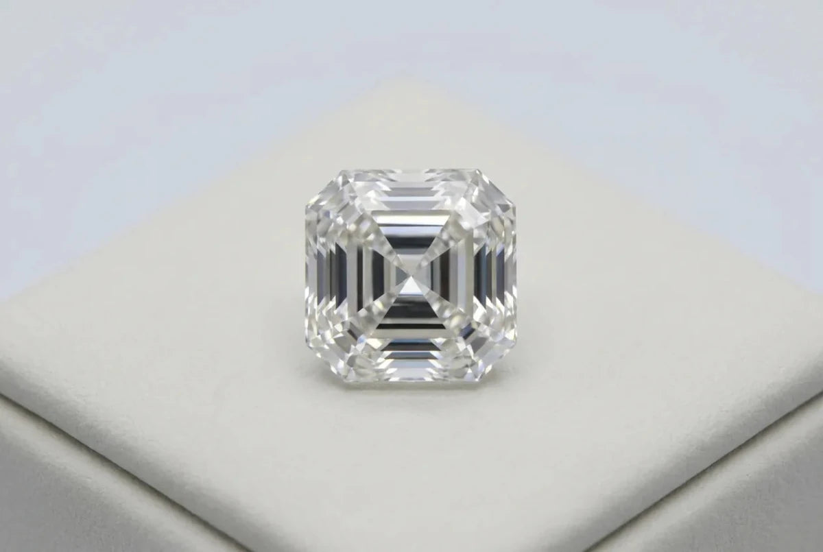 A loose asscher cut diamond with a windmill pattern of square step facets